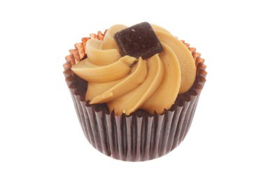 Beyaz karşı izole tuzlu karamel kek