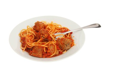 Beyaz karşı izole bir çatal ile bir kase spagetti köfte