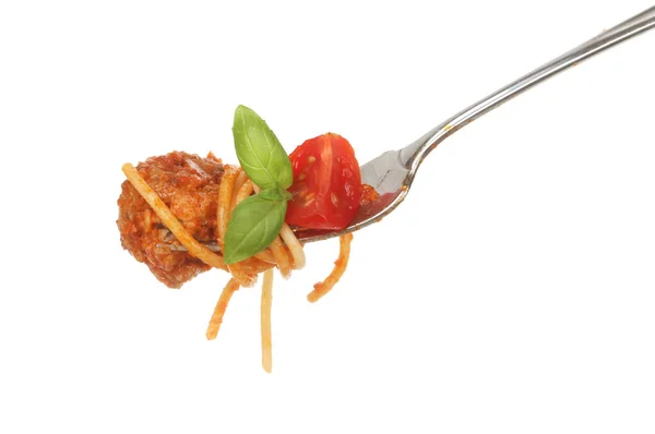 意大利面条肉丸与罗勒和西红柿在叉子上 对白色 — 图库照片