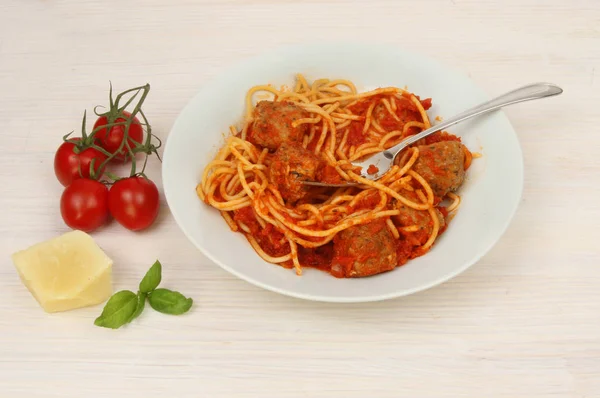 Spaghetti Klopsiki Misce Stole Pomidory Parmezan Bazylią — Zdjęcie stockowe