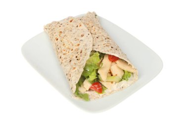 Tavuk salata şal karşı beyaz izole bir plaka üzerinde