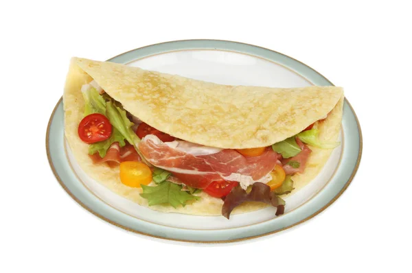 Beyaz Karşı Izole Bir Tabak Salata Parma Ham Piada — Stok fotoğraf