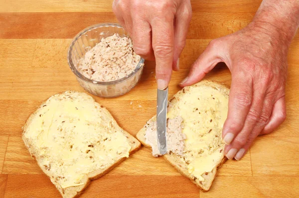 Nahaufnahme Eines Handpaares Das Ein Thunfisch Mayonnaise Sandwich Zubereitet — Stockfoto