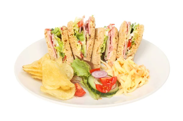 ポテトチップス サラダの付け合わせ白に対する隔離板にコールスローとハムのサラダ サンドイッチ — ストック写真