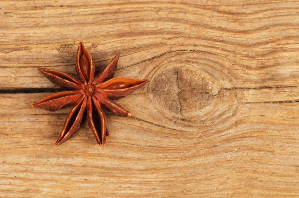 Anís Estrellado Sobre Madera Envejecida —  Fotos de Stock