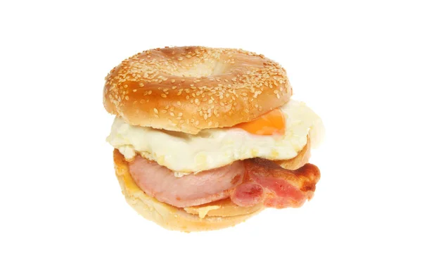 Stekt Ägg Och Bacon Bagel Isolerade Mot Vit — Stockfoto