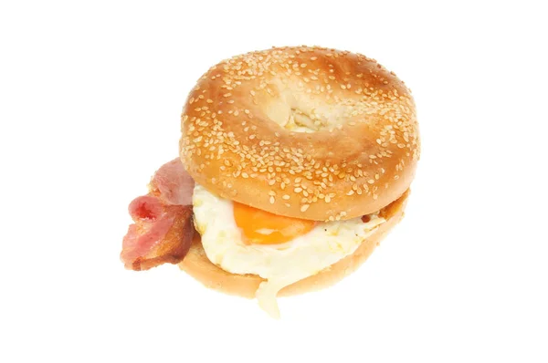 Spiegelei Und Speck Bagel Isoliert Gegen Weiß — Stockfoto