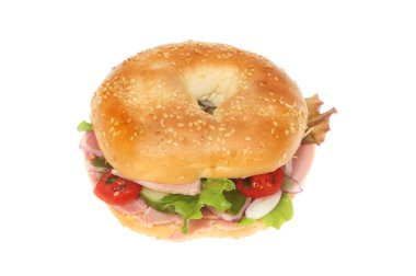 Jambon ve beyaz karşı izole bir numaralı seribaşı susam çörek salata