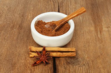 Bir ramekin tarçın ve anasonu eski yıpranmış ahşap üzerinde Çince beş baharat