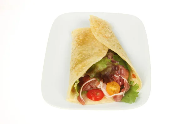 Parma Jambonu Salata Piada Şal Karşı Beyaz Izole Bir Plaka — Stok fotoğraf