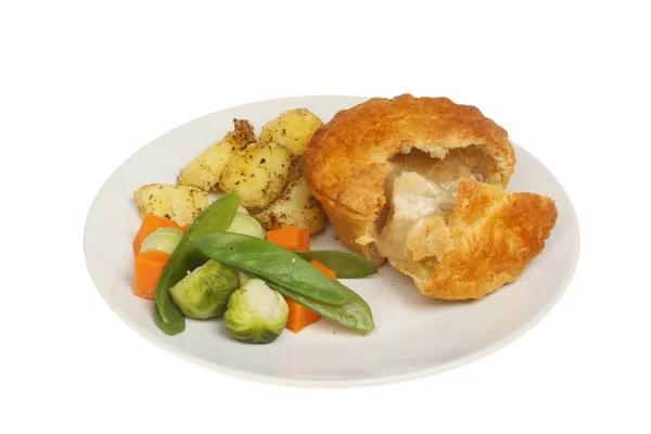 Chicken Pie Roast Potatoes Brussel Sprouts Carrots Mange Tout Plate — Stock Photo, Image