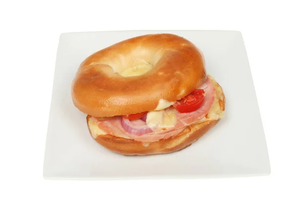 Fromage Grillé Oignon Rouge Jambon Bagel Tomate Sur Une Assiette — Photo