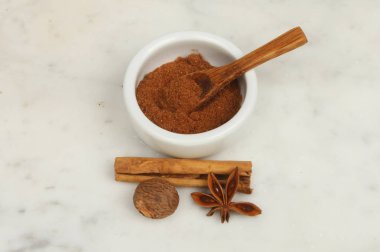 Tarçın, Hindistan cevizi ve anasonu mermer tezgah üzerinde Çince beş baharat