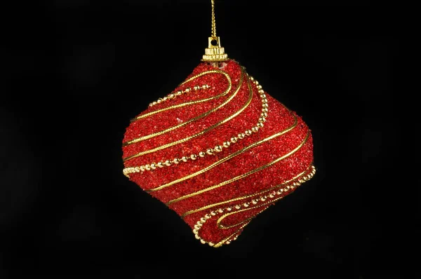 Bauble Natale Rosso Oro Isolato Contro Nero — Foto Stock