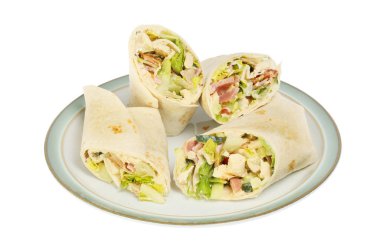 Beyaz karşı izole bir tabakta tavuk, domuz pastırması ve marul sandviç tamamladı