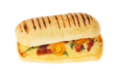 Peynir, domates, fesleğen, pancetta panini beyaz, en iyi görünüm karşı izole