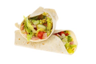 Beyaz karşı izole pastırma, marul, domates ve salatalık tamamladı