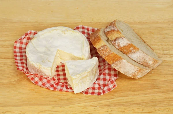 Queijo Camembert Pão Uma Tábua Corte Madeira — Fotografia de Stock