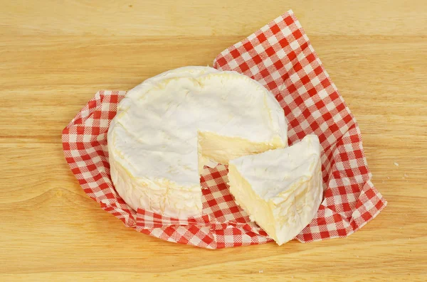 Queijo Camembert Inteiro Uma Tábua Corte Madeira — Fotografia de Stock