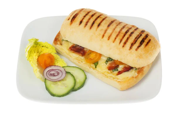 Kaas Tomaat Pancetta Panini Met Salade Garnituur Een Plaat Geïsoleerd — Stockfoto