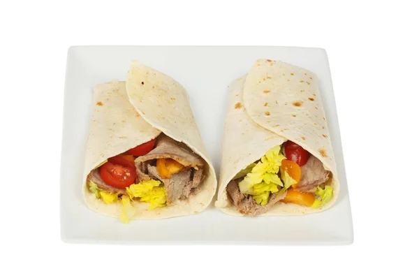 Sandwich Wraps Mit Rindfleisch Tomaten Und Salat Auf Einem Teller — Stockfoto