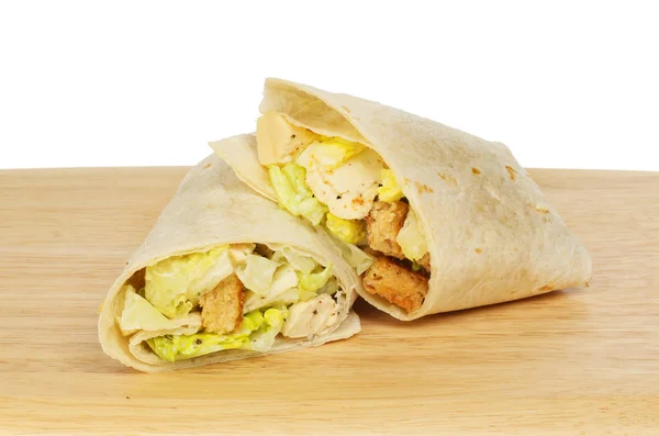 鸡肉凯撒沙拉面包包裹在一块木板上 在白色的背景下 — 图库照片