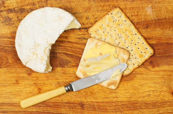 Biscoitos e queijo — Fotografia de Stock