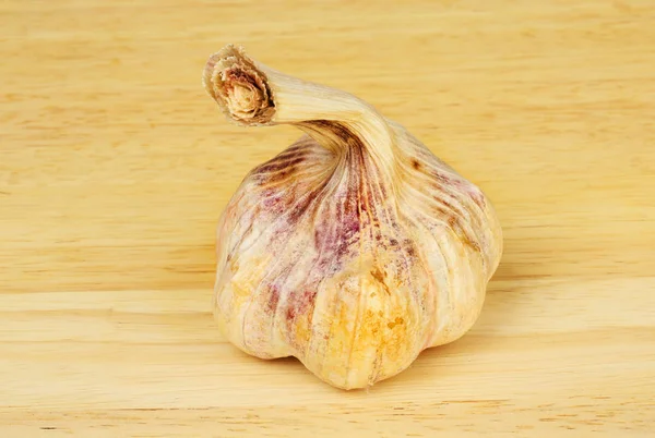 Луковица чеснока на доске — стоковое фото