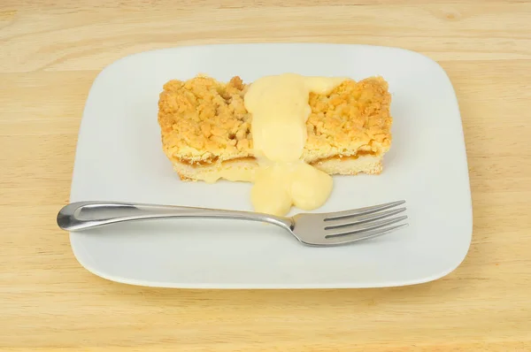 Crumble Pomme Crème Anglaise Avec Une Fourchette Sur Une Assiette — Photo