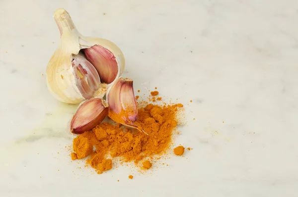 Bulbo Ajo Clavo Olor Cúrcuma Una Losa Mármol — Foto de Stock