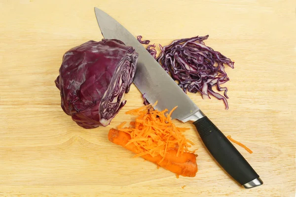 Krautsalat Rotkohl Und Karotte Mit Messer Auf Einem Holzschneidebrett — Stockfoto