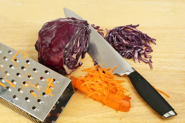 Капустный Салат Красная Капуста Морковь Доске Теркой Ножом — стоковое фото