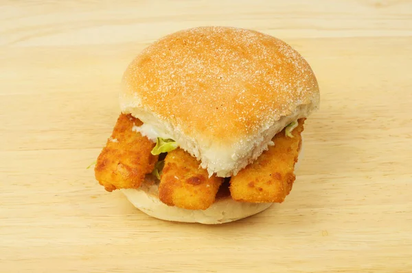 Fischstäbchen Brötchen Auf Einem Hölzernen Schneidebrett — Stockfoto