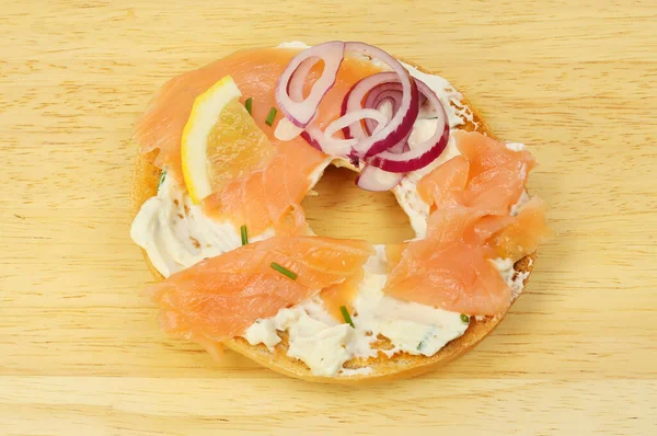 Bagel Coberto Com Queijo Creme Salmão Defumado Decorado Com Cebolinha — Fotografia de Stock