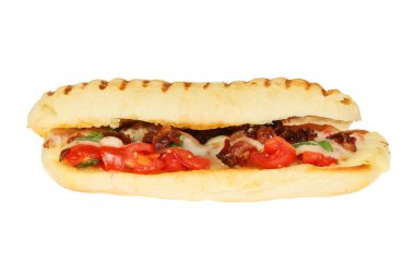 Domates, pancetta, fesleğen ve erimiş peynirli panini beyaza karşı izole edilmiş.
