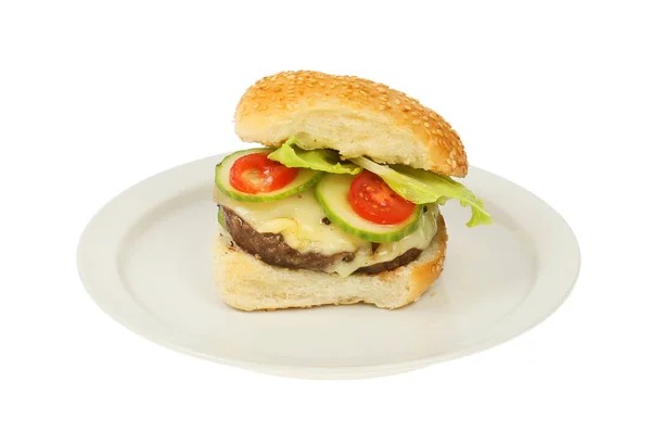 Kaasburger Met Salade Een Plaat Geïsoleerd Tegen Wit — Stockfoto