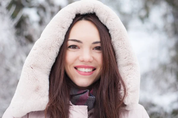 Retrato Una Joven Hermosa Mujer Emocional Con Capucha Abajo Abrigo — Foto de Stock