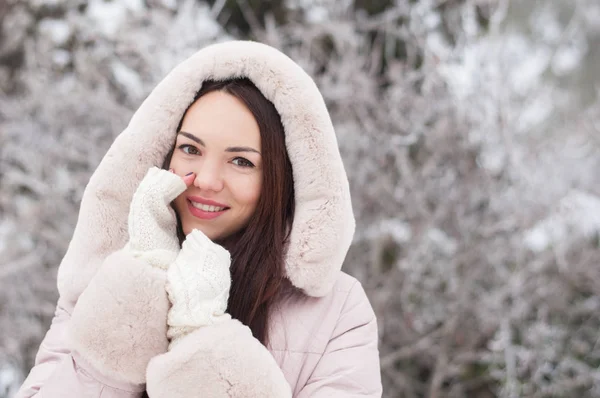 Portret Van Jonge Mooie Emotionele Vrouw Kap Naar Beneden Jas — Stockfoto