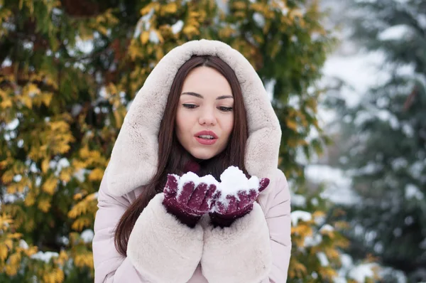 Retrato Una Joven Hermosa Mujer Emocional Con Capucha Abajo Abrigo — Foto de Stock