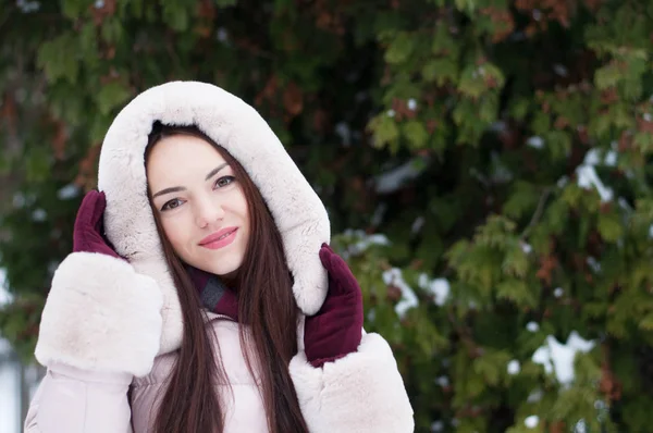 Portret Młodej Pięknej Kobiety Emocjonalne Dół Płaszcz Rękawice Śniegu Objętych — Zdjęcie stockowe