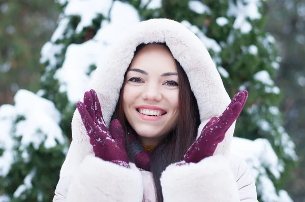 Portret Van Jonge Mooie Emotionele Vrouw Kap Naar Beneden Jas — Stockfoto