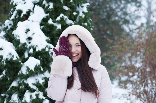 Retrato Una Joven Hermosa Mujer Emocional Con Capucha Abajo Abrigo — Foto de Stock