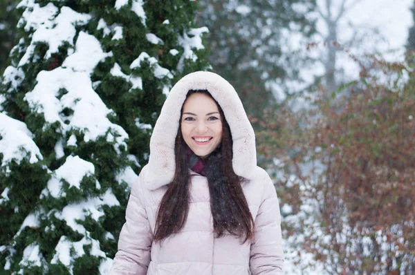 ปภาพของหญ งสาวท สวยงามอารมณ ในเส อคล มและถ อลงบนพ นหล งสวนห มะปกคล — ภาพถ่ายสต็อก