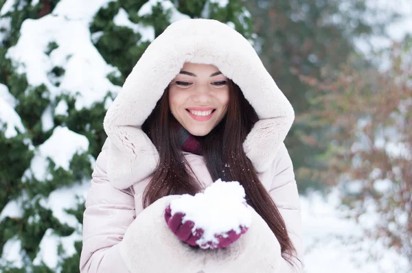 Retrato Una Joven Hermosa Mujer Emocional Con Capucha Abajo Abrigo — Foto de Stock