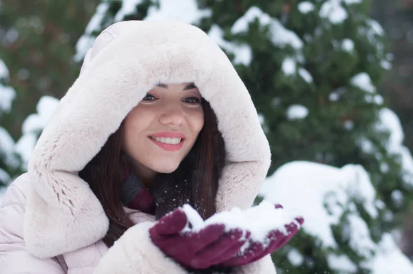 Retrato Una Joven Hermosa Mujer Emocional Con Capucha Abajo Abrigo — Foto de Stock