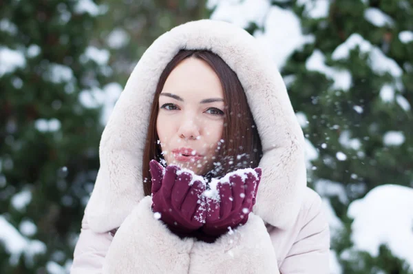 Retrato Una Joven Hermosa Mujer Emocional Con Capucha Abajo Abrigo — Foto de Stock