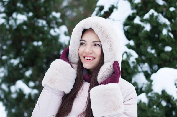 Retrato Una Joven Hermosa Mujer Emocional Con Capucha Abajo Abrigo — Foto de Stock