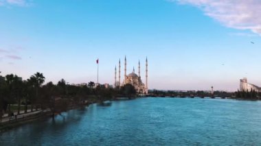 Adana'da Sabancı Merkez Camii ve Türk bayrağı, Seyhan ilçesi. 