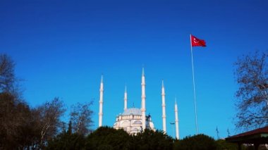 Adana'da Sabancı Merkez Camii ve Türk bayrağı, Seyhan ilçesi. 