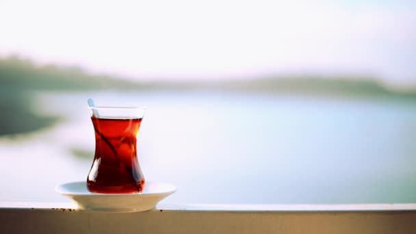 Turecka Herbata Pięknym Krajobrazie Rzeki Turecka Herbata Jest Ciepła Gorąca — Wideo stockowe